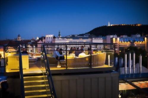 A High Note SkyBar a tökéletes helyszín egy barátokkal töltött estéhez - élvezze Budapest minden szépségét a város felett!