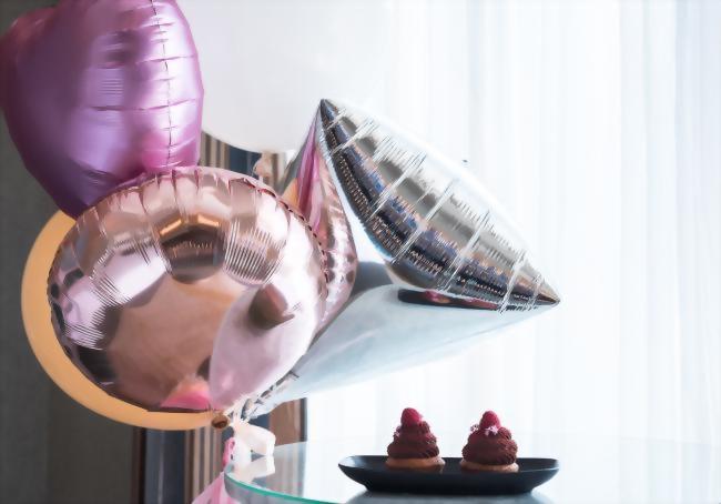 Have 2 Large Gourmet Cupcakes and Balloons in your room upon arrival!