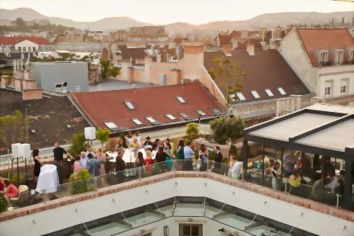 Budapest’s only year-round rooftop with electrifying views from every angle of the High Note SkyBar will dazzle your guests.